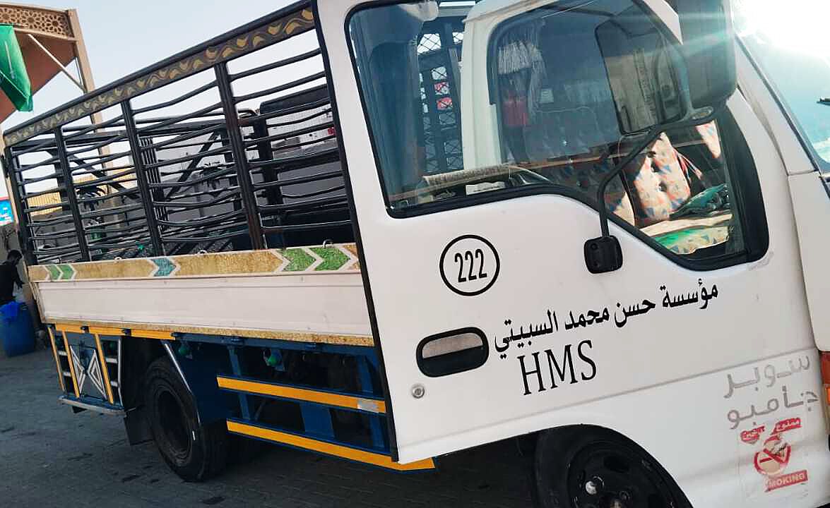 نقل عفش داخل الدمام وجميع أحيائها — شاحنة نقل عفش الدمام بقفص حديدي جاهزة لنقل الأثاث